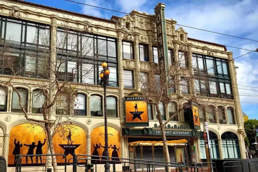 Exterior do Orpheum Theatre, com pôsteres promocionais do musical da Broadway "Hamilton".