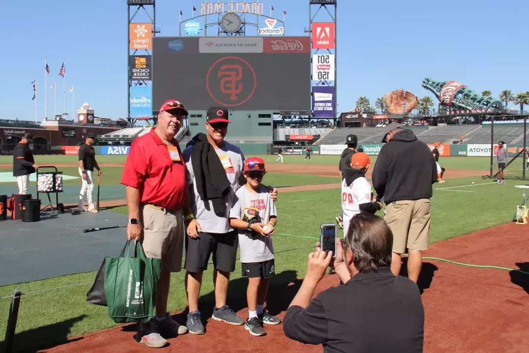 Besucher werden auf dem Feld im Oracle Park fotografiert.